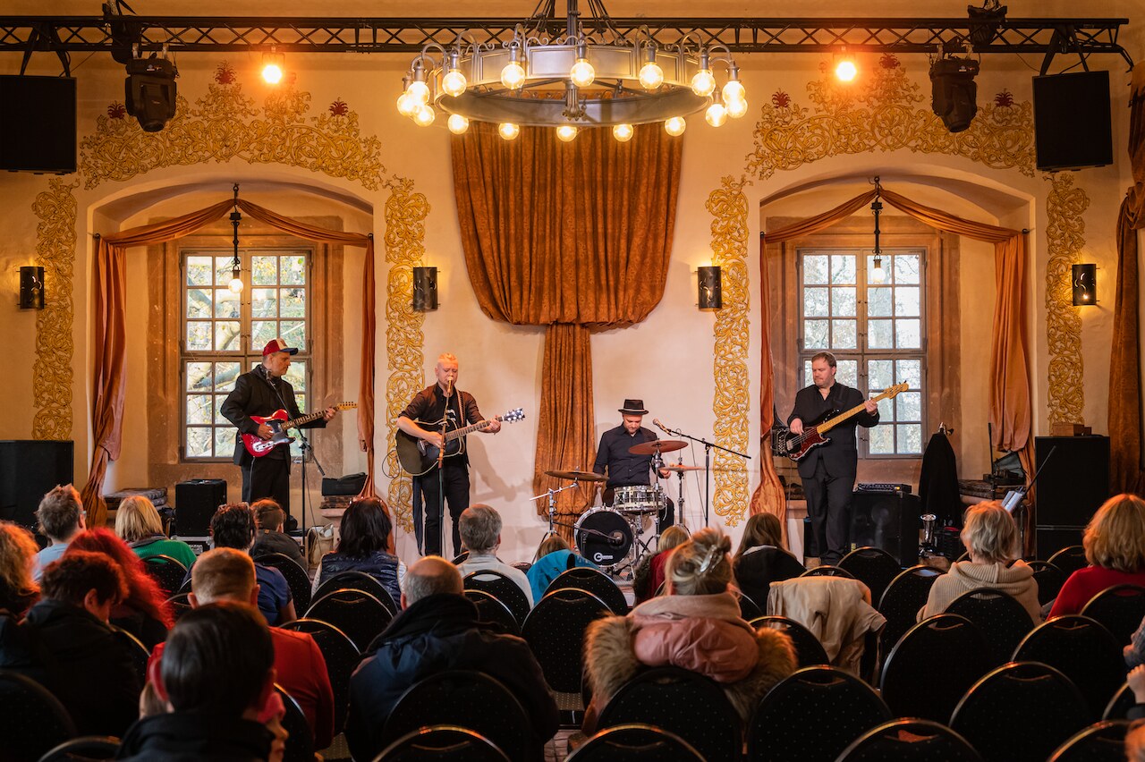 Livemusik vor Publikum im Festsaal von Schloss Trebsen